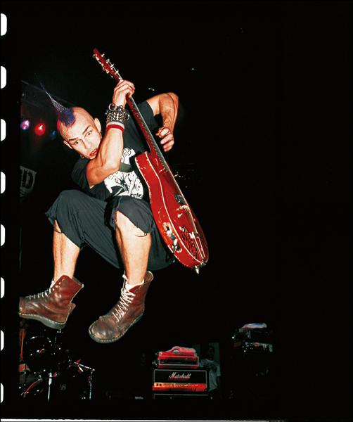 《A History of Rebellious Self-Expression》一書中有超過200張照片，其中許多未曾刊出，記錄著55年來馬汀大夫鞋在音樂史上扮演的重要角色。