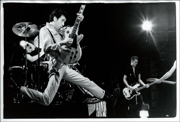 《A History of Rebellious Self-Expression》一書中有超過200張照片，其中許多未曾刊出，記錄著55年來馬汀大夫鞋在音樂史上扮演的重要角色。