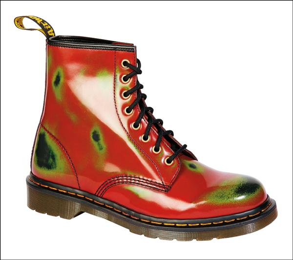 今年春夏Dr. Martens以Hardcore為主題，仿舊的磨損外觀，不只時尚，更是一種「No Music No Llfe」的精神體現，再現1980年代美國西海岸硬核龐克搖滾的反叛、主張與創造力，6,680元。