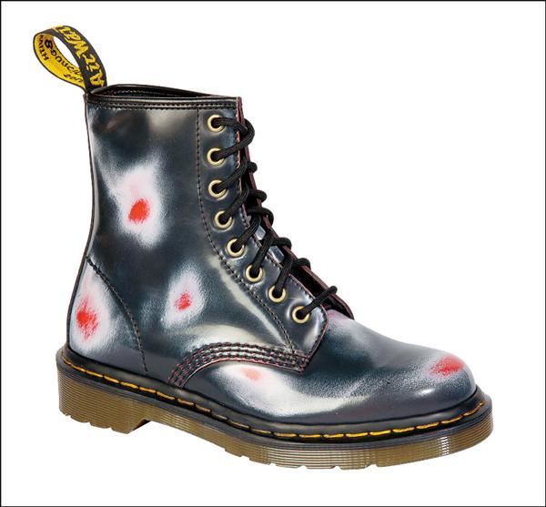 今年春夏Dr. Martens以Hardcore為主題，仿舊的磨損外觀，不只時尚，更是一種「No Music No Llfe」的精神體現，再現1980年代美國西海岸硬核龐克搖滾的反叛、主張與創造力，6,680元。