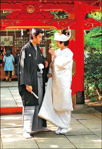 銀色夫妻杏和東出昌大前天補辦婚禮,小倆口特地選擇在神社舉辦,穿上傳統日式禮服,古典味十足。 銀色夫妻杏和東出昌大前天補辦婚禮,小倆口特地選擇在神社舉辦,穿上傳統日式禮服,古典味十足。