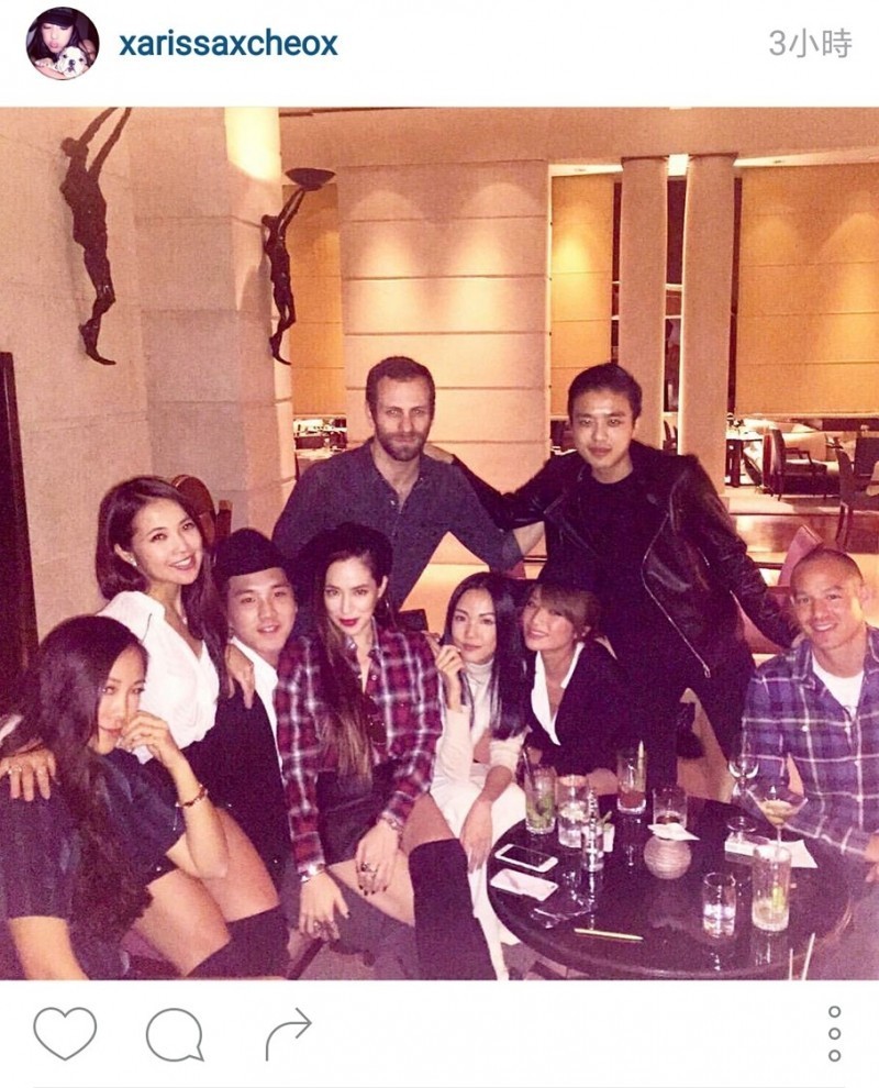 Arissa坐在王怡凱大腿上。(翻攝自Instagram)