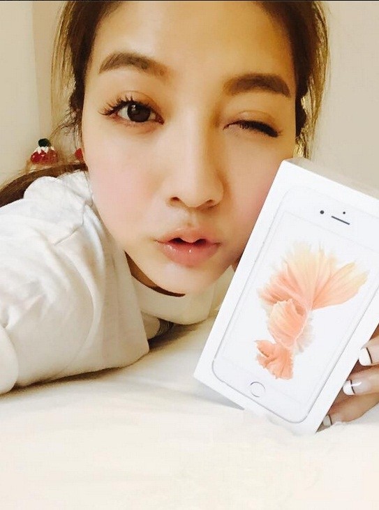 吳亞馨的玫瑰金iPhone 6s是她的生日禮物。（翻攝自臉書）