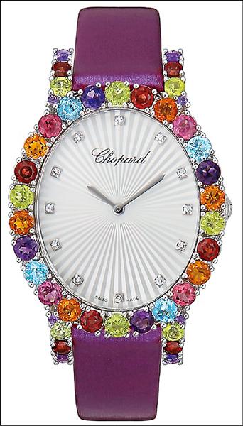 蕭邦L’Heure du Diamant系列腕錶。18K白金錶殼（34.1mm×40mm），鑲嵌總重7.89克拉彩色寶石，珍珠母貝錶面。1,042,000元。