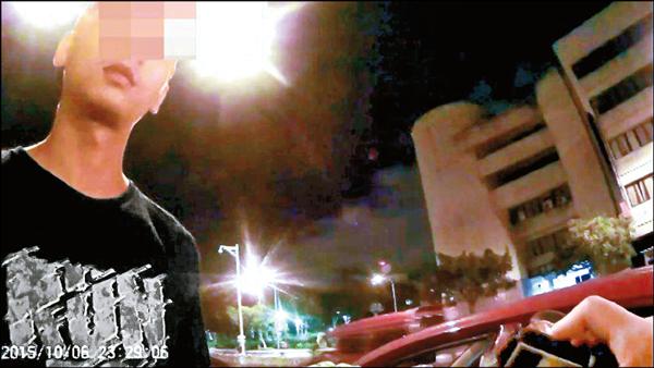 金陽前天深夜駕車遇警攔查,警在車內查獲大麻毒品。(記者姚岳宏翻攝) 金陽前天深夜駕車遇警攔查,警在車內查獲大麻毒品。(記者姚岳宏翻攝)