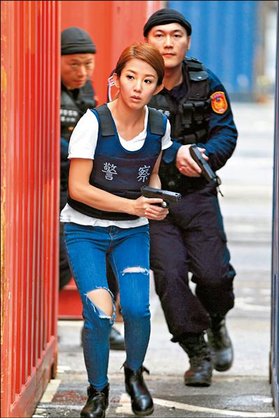 郭書瑤無償擔任反毒宣導代言人,拍攝反毒微電影「勇敢的心」。(照片警方提供,記者邱俊福翻攝) 郭書瑤無償擔任反毒宣導代言人,拍攝反毒微電影「勇敢的心」。(照片警方提供,記者邱俊福翻攝)