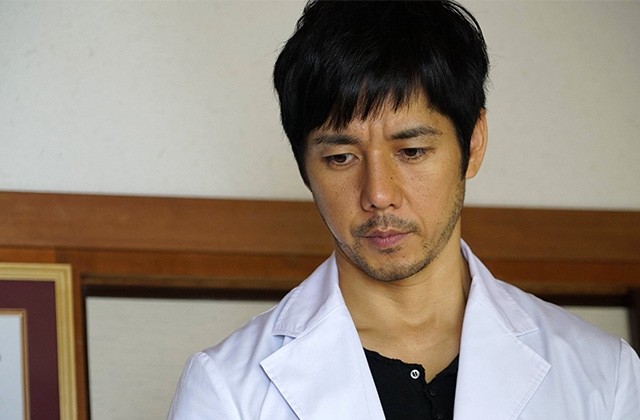 西島秀俊在日劇《無痛～診療之眼～》中飾演有特殊能力的醫生，能幫助警察破案。（翻攝自網路）