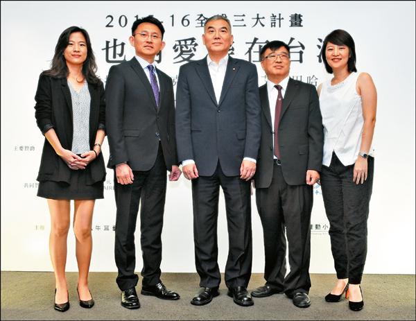 維也納愛樂北高聯合周邊活動記者會；BMW總代理汎德代表方品雅（左起）、中國信託代表張志孝、中華航空代表羅皓明、MNA牛耳藝術負責人牛效華、國家表演藝術中心衛武營營運推動小組代表洪凱西出席。（本報資料報）