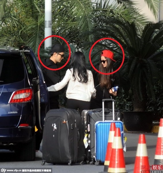 黃曉明（左）、Angelababy小倆口現身上海虹橋機場，準備和家人到國外旅遊。（翻攝自網易娛樂）