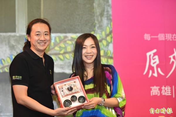 就是娛樂營運長Jerry送給萬芳一台拍立得相機,希望她在2016巡迴各地演出能繼續記錄最美的回憶。 (記者張忠義攝) 就是娛樂營運長Jerry送給萬芳一台拍立得相機,希望她在2016巡迴各地演出能繼續記錄最美的回憶。 (記者張忠義攝)