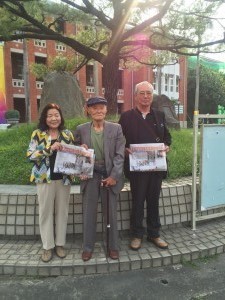 《灣生回家》的竹中信子（左起）、冨永勝、土井準一拿著自由時報拍照，打算帶回日本珍藏。（牽猴子提供）