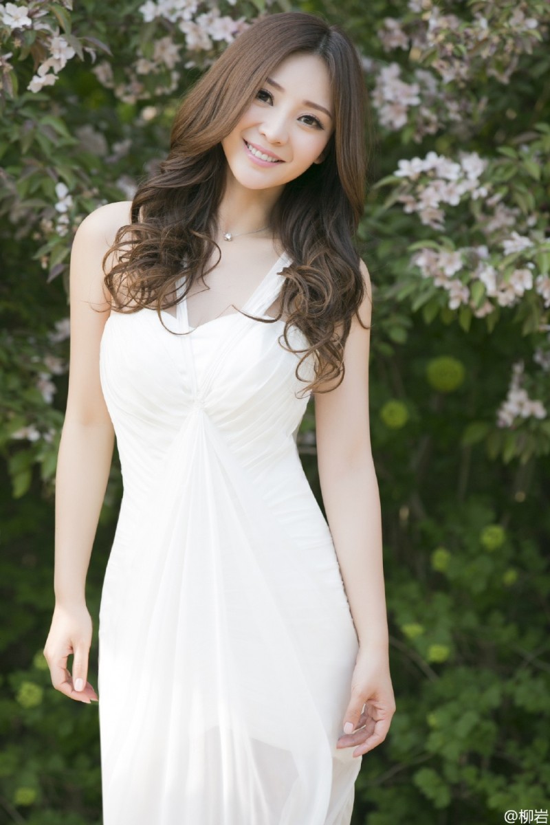 深夜沙龍／E奶主播超火辣！端莊性感噴血惹- 自由娛樂