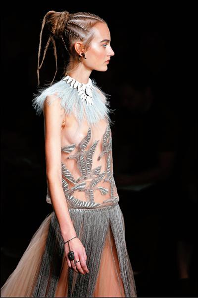 Valentino 2016春夏雪紡紗上刺繡野生動物圖騰，加上流蘇裝飾點出非洲靈感。（法新社）