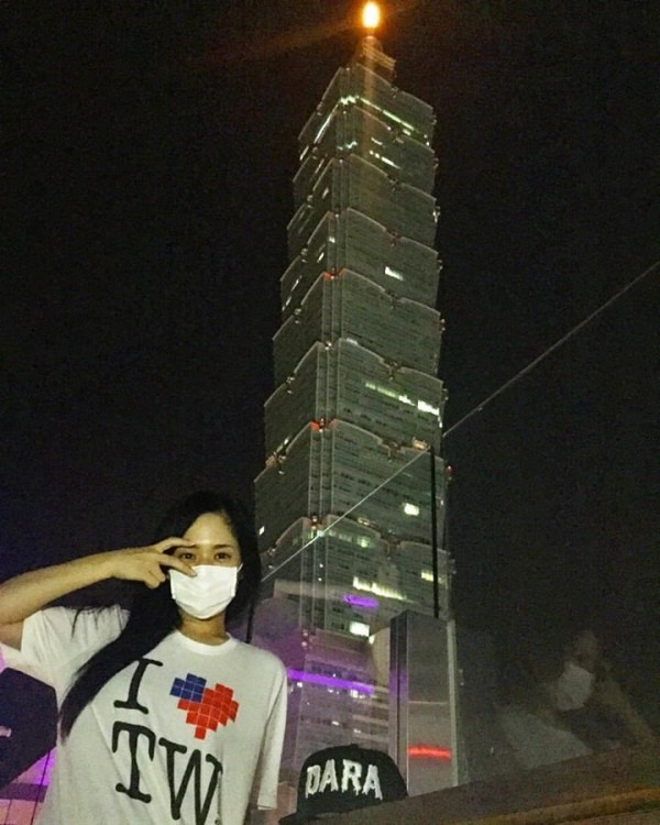 前日本AV女優蒼井空日前到台灣遊玩,身穿「I LOVE Taiwan」的T恤。(圖取自臉書) 前日本AV女優蒼井空日前到台灣遊玩,身穿「I LOVE Taiwan」的T恤。(圖取自臉書)