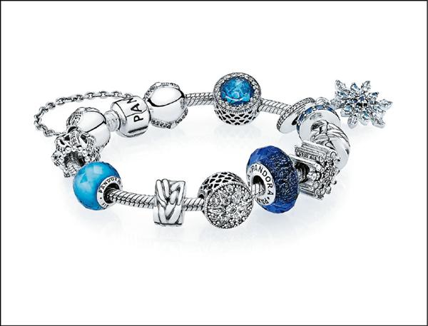 Pandora冬季系列以冰藍色為主，營造北歐浪漫氛圍，串飾每只1,680至2,980元。