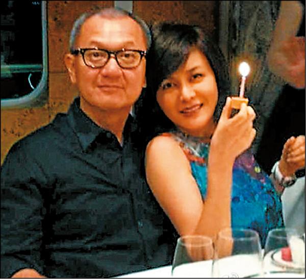 美女關之琳與59歲的富商陳泰銘(左)戀情長跑7年,似乎無法修成正果。(翻攝自微博) 美女關之琳與59歲的富商陳泰銘(左)戀情長跑7年,似乎無法修成正果。(翻攝自微博)