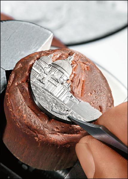 雕刻大師正在精細雕刻安康聖母大殿前的運河浪濤。