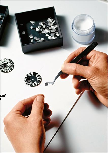 羽毛鑲飾細工的製作纖巧而漫長，每片羽毛在錶盤精緻地纏繞成一個圈。