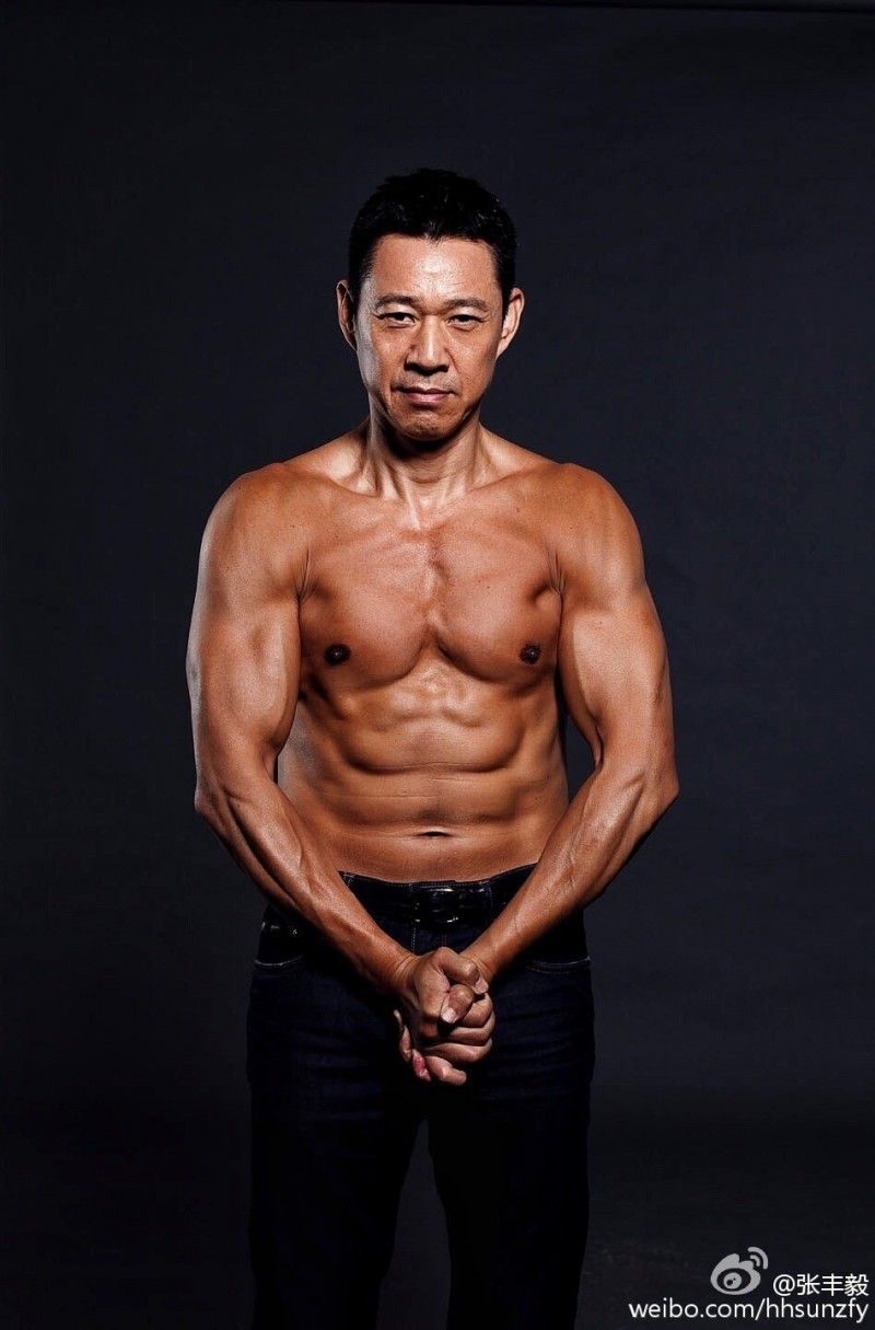 59歲張豐毅擁有好身材。（翻攝自張豐毅微博）