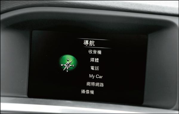 中控台上的7吋整合式高解析彩色螢幕，結合了原廠Sensus Connect連網影音娛樂系統，同時還能顯示PAC停車輔助攝影機及GPS衛星導航系統的畫面。
