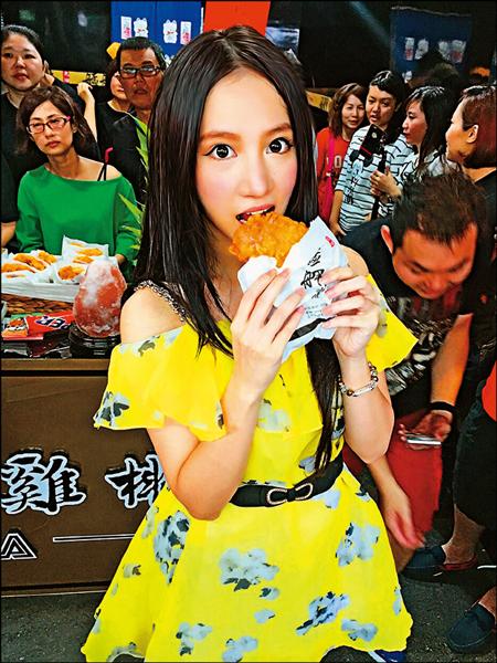 林采緹昨出席雞排店活動,表示這幾天心情因賣淫案而大受影響。(勝駿娛樂提供) 林采緹昨出席雞排店活動,表示這幾天心情因賣淫案而大受影響。(勝駿娛樂提供)