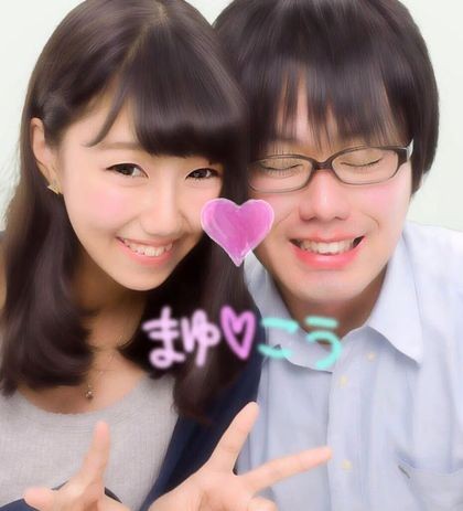 原田真由（左）和該名男老師的大頭貼中清楚寫著自己的名字MAYU（真由）。（翻攝自推特）