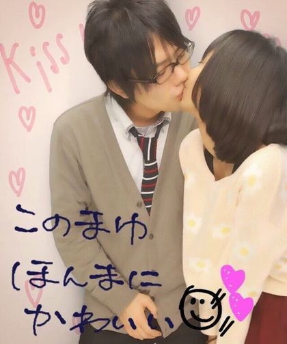 原田真由（右）和該名男老師玩親親。（翻攝自推特）