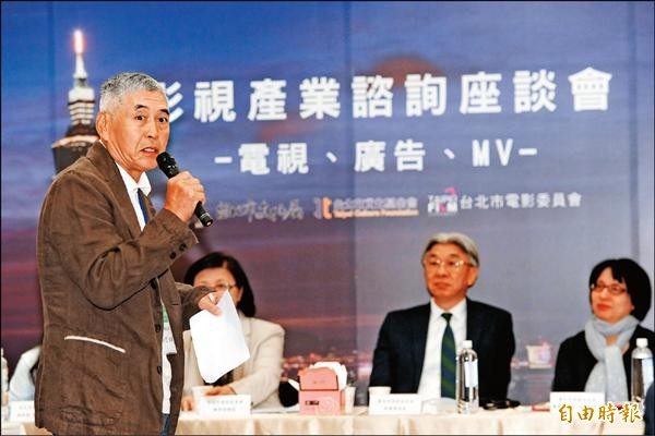 台北市文化局辦影視產業諮詢座談會，柯一正（左）、台北市文化局長倪重華（右二）出席交換意見。（記者趙世勳攝）