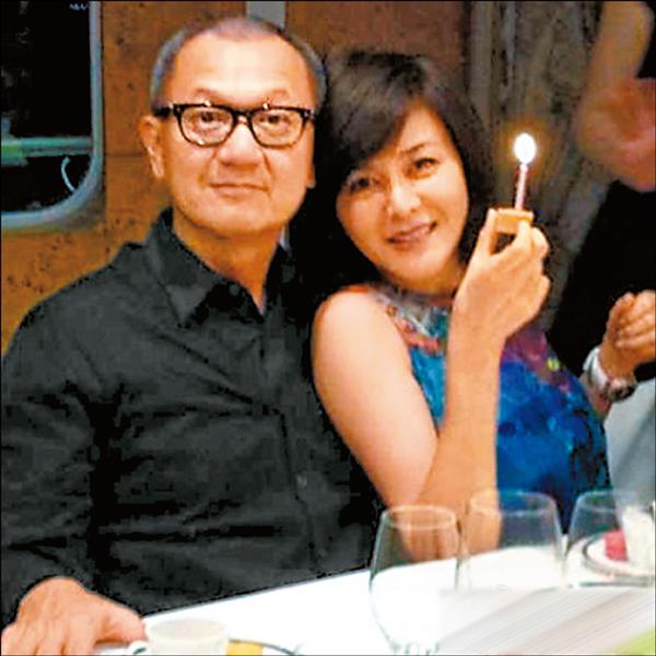關之琳(右)跟陳泰銘愛情長跑7年。(翻攝自微博) 關之琳(右)跟陳泰銘愛情長跑7年。(翻攝自微博)