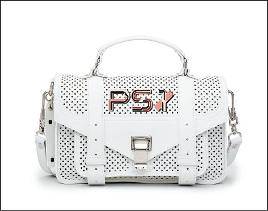 Proenza Schouler本季推出PS Pins系列。包款59,000元；別針，各3,500元。