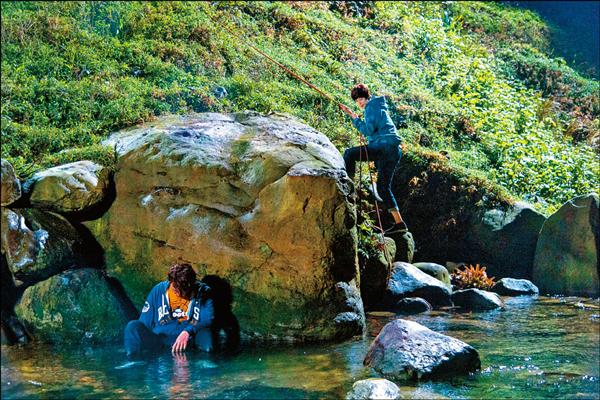《愛上哥們》拍攝陳楚河跌入山谷溪水中,賴雅妍奮勇搭救的劇情。(三立提供) 《愛上哥們》拍攝陳楚河跌入山谷溪水中,賴雅妍奮勇搭救的劇情。(三立提供)