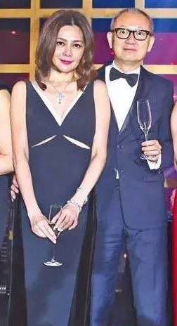 關之琳(右)與富商陳泰銘目前已離婚。(翻攝自微博)