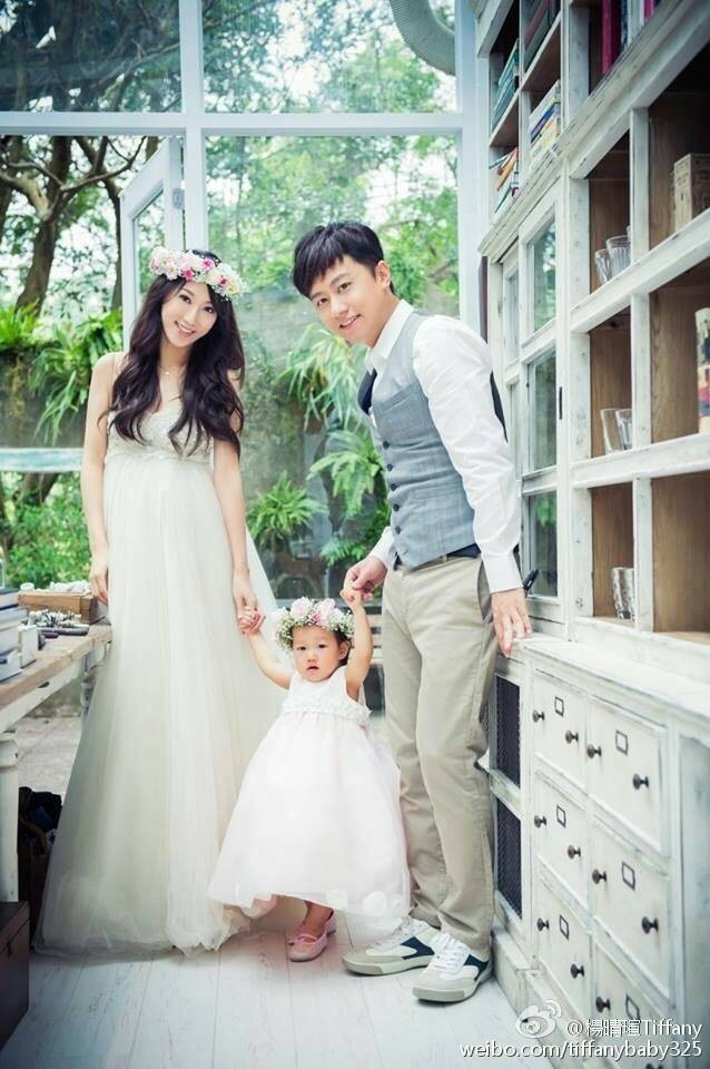 楊晴瑄和前B.A.D成員「Danny」黃柏文，目前已育有1女「晴寶」。（翻攝自微博）