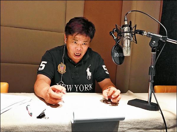 馮凱替片中主角「熊徹」配音,配到激動處甚至真的拍桌跳起來大吼,完全融入於角色中。(傳影互動提供) 馮凱替片中主角「熊徹」配音,配到激動處甚至真的拍桌跳起來大吼,完全融入於角色中。(傳影互動提供)