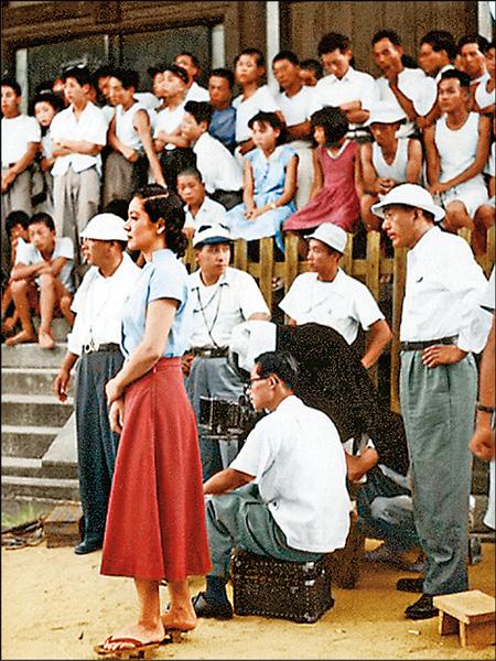 原節子(左二)與導演小津安二郎(右一)合作多年,兩人終生單身,相知相惜的情愫至今仍是眾人討論的話題。 原節子(左二)與導演小津安二郎(右一)合作多年,兩人終生單身,相知相惜的情愫至今仍是眾人討論的話題。