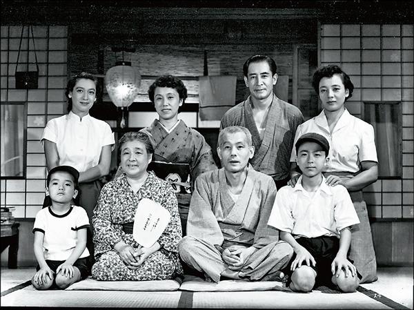 原節子(後排左)演出導演小津安二郎的名作《東京物語》,至今仍是影迷心中的經典作品。 原節子(後排左)演出導演小津安二郎的名作《東京物語》,至今仍是影迷心中的經典作品。