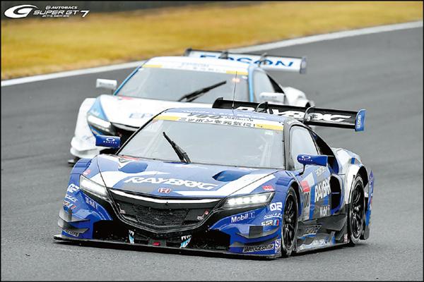 本賽季開賽時，由於本田NSX超跑的量產車尚未發表上市，所以在Super GT場上是以NSX CONCEPT-GT的名義出賽，圖中由山本尚貴和伊沢拓也所駕駛的100號RAYBRIG NSX CONCEPT-GT的表現相當出色，奪下年度車手和車隊的第3名。