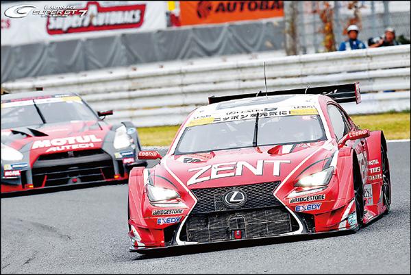 GT500組場上參賽車輛數最多的RC F，面對強敵GT-R的猛烈攻勢，討不到多少便宜，全年戰績最佳者為這輛紅色塗裝的38號ZENT CERUMO RC F，在立川祐路與石浦宏明兩位車手的駕駛下，獲得年度車手排名第4。