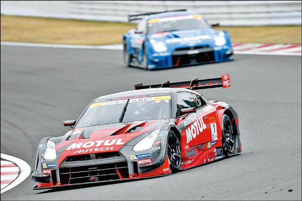 今年NISMO車隊的1號MOTUL AUTECH GT-R在松田次生和Ronnie Quintarelli兩位車手駕駛下，蟬聯日本Super GT系列GT500組的總冠軍；而IMPUL車隊12號的CALSONIC IMPUL GT-R（後方藍色車），則是由安田裕信和Joao Paulo Lima De Oliveira兩人駕駛，贏得年度亞軍。