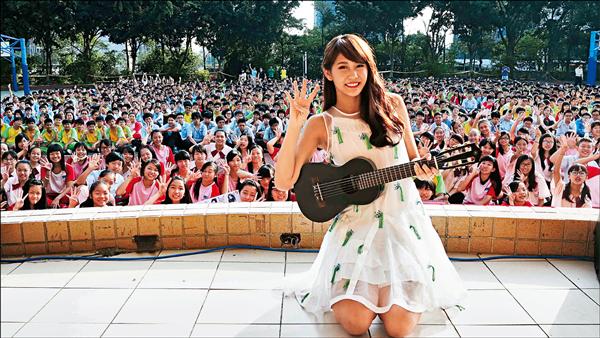 四葉草到校園表演,受到國中生歡迎。(量能文創提供) 四葉草到校園表演,受到國中生歡迎。(量能文創提供)