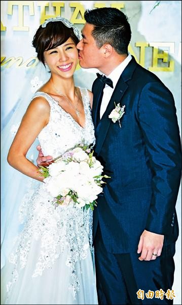 伊林名模詹乃蓁(左)婚禮,女星對新娘捧花似乎不熱中。(記者潘少棠攝) 伊林名模詹乃蓁(左)婚禮,女星對新娘捧花似乎不熱中。(記者潘少棠攝)