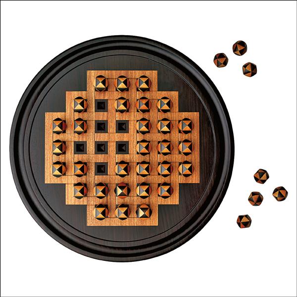 Hermès玩法類似跳棋的Atlas 遊戲組，花梨木和桃花心木手工雕刻，621,400元。