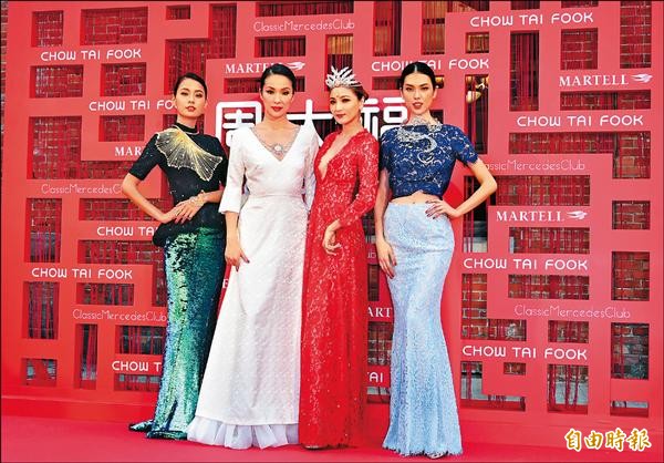 名模王麗雅（左起）、張珈瑜、陳思璇與王思偉演繹4大協會為周大福設計的85週年紀念珠寶。（記者胡舜翔攝）