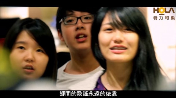 圍觀群眾跟著合唱。(圖片擷取自《HOLA Taiwan》Youtube官方頻道) 圍觀群眾跟著合唱。(圖片擷取自《HOLA Taiwan》Youtube官方頻道)