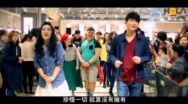 陳乃榮與賴盈螢為快閃活動主唱《稻香》。(圖片擷取自《HOLA Taiwan》Youtube官方頻道) 陳乃榮與賴盈螢為快閃活動主唱《稻香》。(圖片擷取自《HOLA Taiwan》Youtube官方頻道)