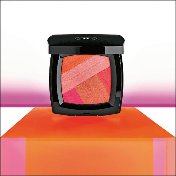 香奈兒光燦緞帶腮紅盤2,200元；以各式色彩呈現具緞面光澤的腮紅，可用來打亮，強調太陽穴、前額與臉部輪廓線條。