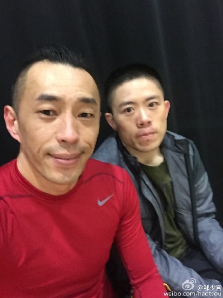 夏台鳳獨子鄒少官（左）今天病逝，享年40歲。（翻攝自鄒少官微博）