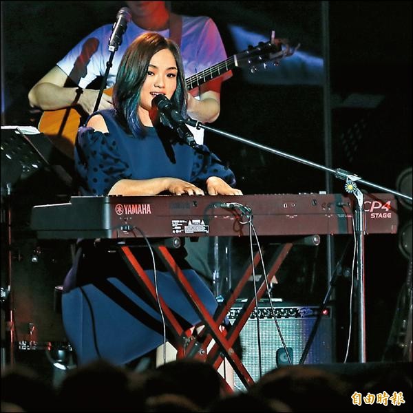 徐佳瑩在演唱會上自彈自唱。 （記者陳逸寬攝）