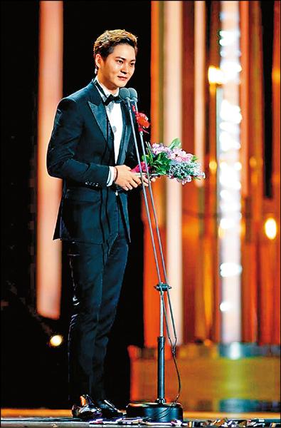 周元出道5年首度摘下「年度大獎」,致詞時激動大噴淚。 周元出道5年首度摘下「年度大獎」,致詞時激動大噴淚。
