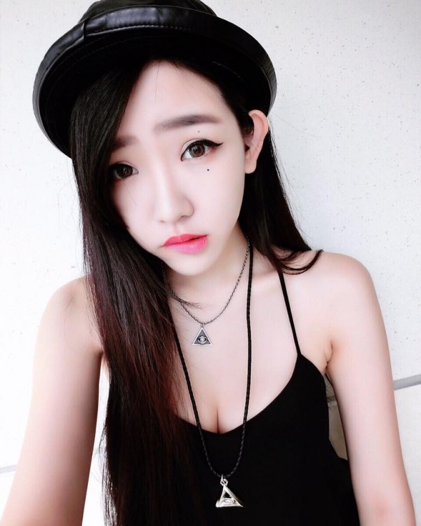 張兆志女友在一家漢堡店擔任行銷經理,和張兆志差13歲。(圖擷取自許允樂的老兵魂臉書) 張兆志女友在一家漢堡店擔任行銷經理,和張兆志差13歲。(圖擷取自許允樂的老兵魂臉書)